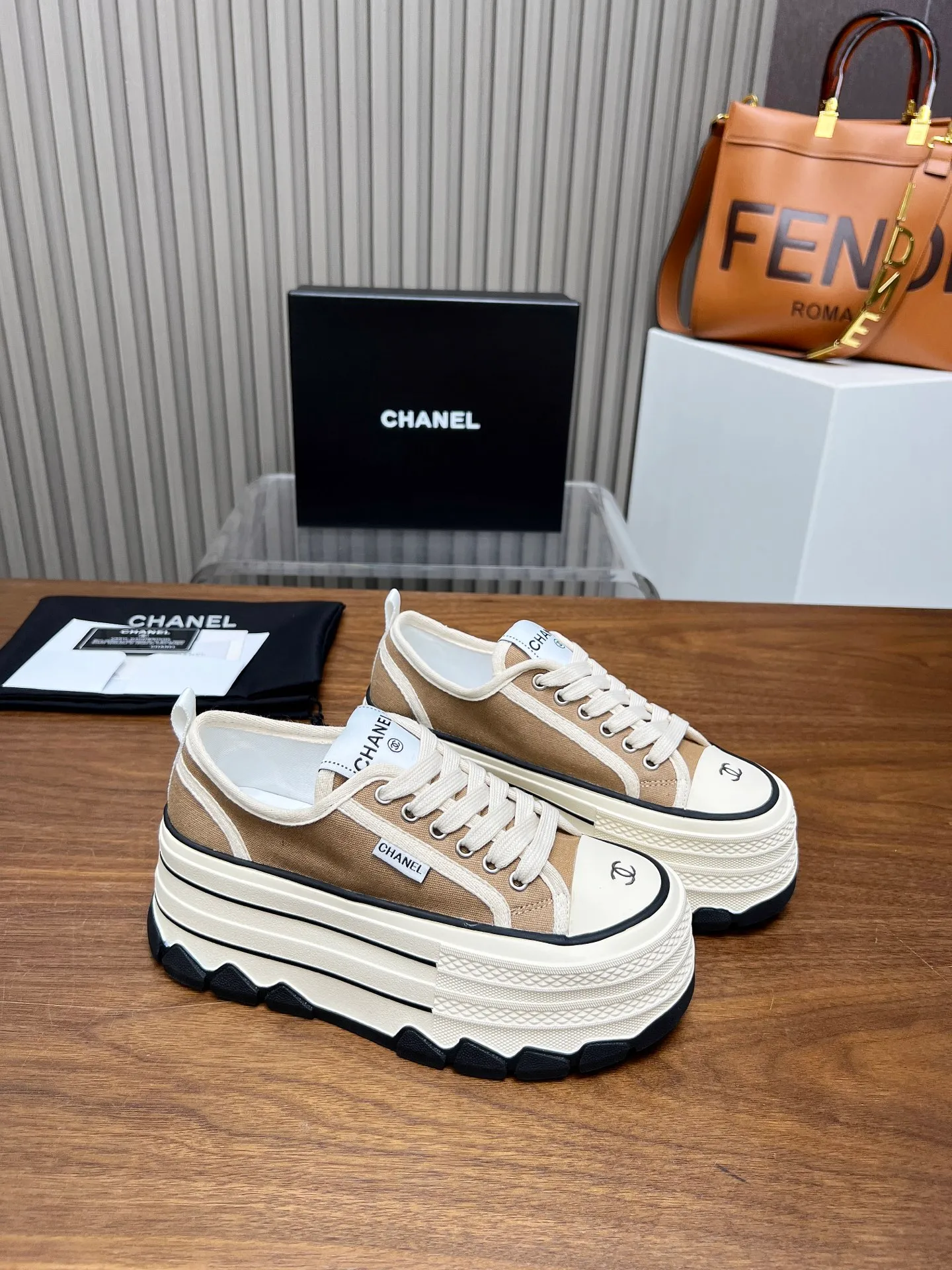 👟👟Ex-factory price 460👟👟 Top version, original quality! ! ! Chanel Chanel - 2025 biscuit shoes, the top casual sports shoes in the counter. This classic design; the style of the upper is made of various craftsmanship; the outsole is fashionable and sporty; the unusual inclusion of a variety of color matching elements... The diversified mix and match is very beautiful and versatile, casual, fashionable, sports and outdoor can be taken into account... ꫛꫀꪝ Go➫ Material: ❶Upper made of: original canvas ❷Inside made of: sheepskin ❸Outsole based on: Original TPU combination outsole, counter quality packaging, complete set for women 35–40